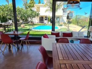 Bazén v ubytovaní Villa Vravrona Tower & Suites alebo v jeho blízkosti