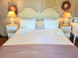 Posteľ alebo postele v izbe v ubytovaní Villa Vravrona Tower & Suites