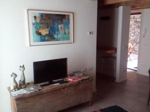a living room with a flat screen tv on a wooden table at merian in Piuro