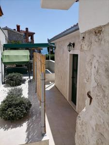 Balkón alebo terasa v ubytovaní Apartmani Kremena small beach 200m