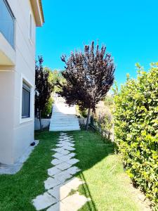 Vonkajšia záhrada v ubytovaní Villa Vravrona Tower & Suites