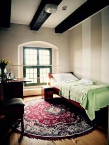 Postel nebo postele na pokoji v ubytování Zamek Otmuchów