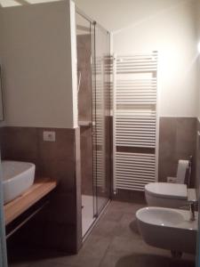 baño con 2 lavabos y ducha de cristal en merian en Piuro