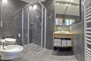 ein Bad mit einer Dusche, einem Waschbecken und einem WC in der Unterkunft Hotel Post Gries in Bozen