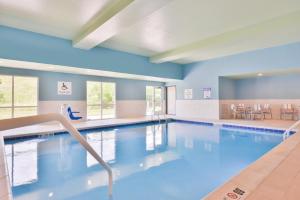 una piscina con paredes azules y una habitación grande en Holiday Inn Express & Suites Salem, an IHG Hotel en Salem