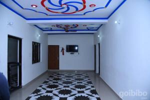Zimmer mit bemalter Decke und Teppichboden in der Unterkunft Jeet Palace in Uttarkāshi