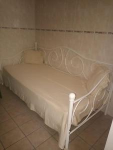 En eller flere senge i et værelse på Yria Suite Zakynthos