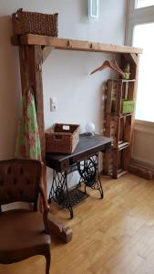 a room with a table and a shelf with baskets at Toscanahaus in Bad Sobernheim