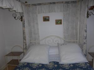 Tempat tidur dalam kamar di ty dreux entre terre et mer
