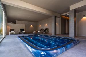 Bazén v ubytování Hotel Girassol - Suite Hotel nebo v jeho okolí