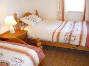 En eller flere senge i et værelse på Old Barn Holiday Cottage by Trident Holiday Homes
