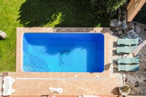 Bazén v ubytování Beach Villa Costanera in Marbella nebo v jeho okolí