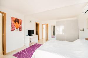 Postel nebo postele na pokoji v ubytování Beach Villa Costanera in Marbella + 37 fotografií