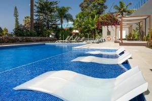Bazén v ubytování Hotel Girassol - Suite Hotel nebo v jeho okolí