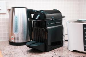 Příslušenství pro přípravu čaje a kávy v ubytování Elite Royal Apartment - Onyx