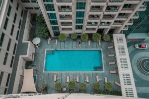 Вид на бассейн в Elite Royal Apartment - Onyx или окрестностях
