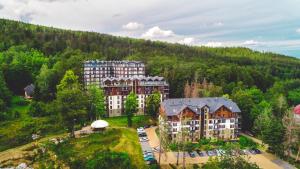 uma vista aérea de um resort nas montanhas em Apartamenty Sun & Snow Resorts em Szklarska Poręba