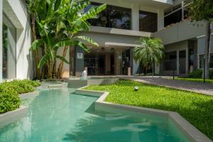 Bazén v ubytování Hotel Girassol - Suite Hotel nebo v jeho okolí