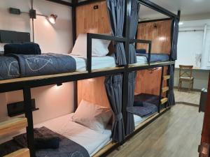 曼谷Station8 Hostel的房间里的一组双层床