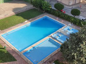 an overhead view of a large blue swimming pool at Apartamento el Budha in Calahorra