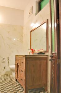 德拉敦Tree of Life Resort Dehradun Foothills的带水槽和镜子的浴室