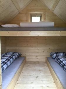 Krevet ili kreveti na kat u jedinici u objektu Cozy Lodge and tiny lodge 5 pers.