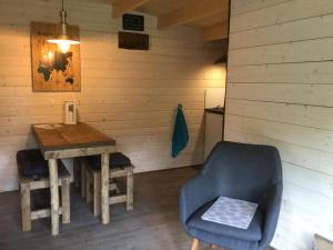 菲利普斯塔德的住宿－Cozy Lodge and tiny lodge 5 pers.，小房间设有桌子和椅子