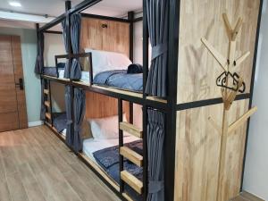 曼谷Station8 Hostel的房间里有几张双层床