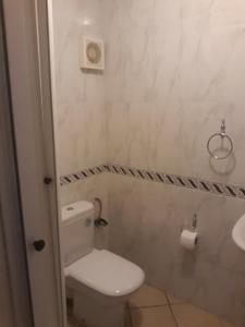 un bagno con un water bianco e un lavandino di Studio Cabo Dream a Cabo Negro
