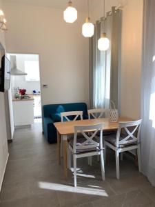 een woonkamer met een eettafel en stoelen bij Casa Nica in Mondello