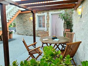 d'une terrasse avec une table et des chaises. dans l'établissement Viviendas Turísticas Rosa, à Ribadeo