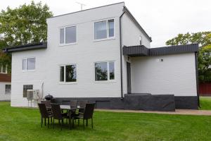 een huis met een tafel en stoelen ervoor bij Suve Puhkemaja in Kuressaare