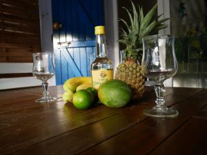 een tafel met een fles wijn en twee glazen bij Résidence Bleu Marine in Le Gosier