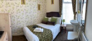 A bed or beds in a room at Adelphi Guest House 