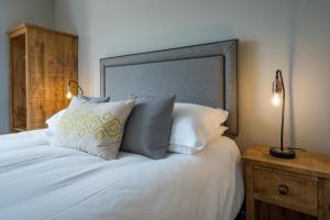 um quarto com uma grande cama branca e 2 almofadas em Cairngorm Guest House em Aviemore