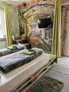 twee bedden in een kamer met een schilderij aan de muur bij Bed und Breakfast "Die Perle von Gronau" in Gronau