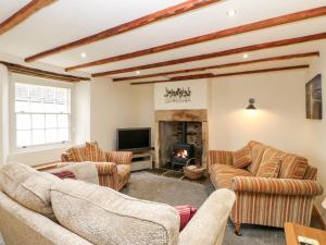 里士满Duck Cottage的有两张沙发和一个壁炉的客厅