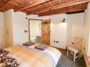 里士满Duck Cottage的一间带大床的卧室和一间浴室