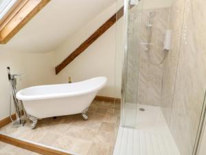 里士满Duck Cottage的带白色浴缸和淋浴的浴室 更多38张照片