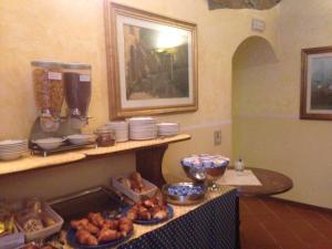 una cucina con bancone, piatti e ciotole di cibo di Hotel Filippeschi a Orvieto