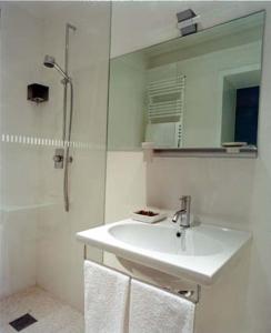 y baño blanco con lavabo y ducha. en Palazzo Soderini en Venecia
