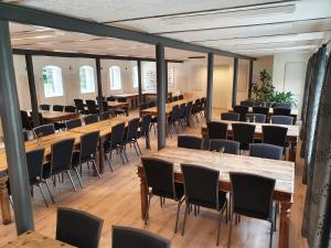 una habitación con hileras de mesas y sillas en LOasen Vesterhede, en Hejnsvig