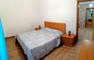 - une chambre avec un lit et du parquet dans l'établissement Casa Pôr do Sol, à Ginetes