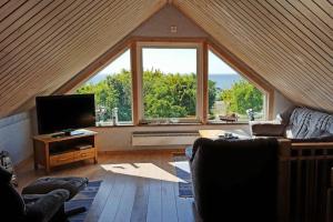 una sala de estar con una gran ventana en una casa en Sjöstugan, Öland - fantastiskt läge nära havet!, en Löttorp