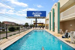 una piscina frente a un hotel en Motel 6 Galveston, TX Seawall, en Galveston