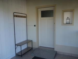 um quarto com uma porta e um banco ao lado de uma porta em Home Bigarreaux em Le Mans
