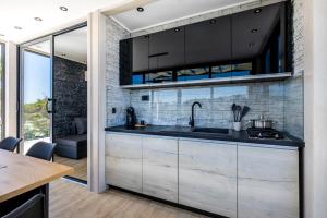 Living Point Mobile Homes的厨房或小厨房