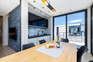 Living Point Mobile Homes的厨房或小厨房