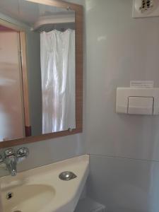 
A bathroom at Premiere Classe Carcassonne
