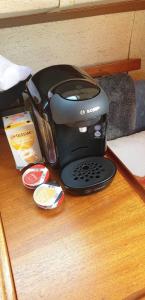 Sailboat Chanel في كارلسهامن: وجود آلة صنع القهوة على طاولة